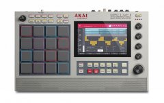 致敬經(jīng)典：AKAI 即將推出 MPC Live II Retro 限量版，采用經(jīng)典奶油白 MPC 配色